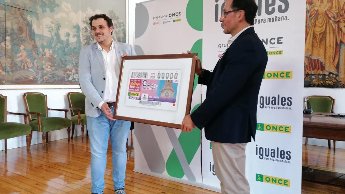 Presentación del cupón en el Ayuntamiento de Toro.