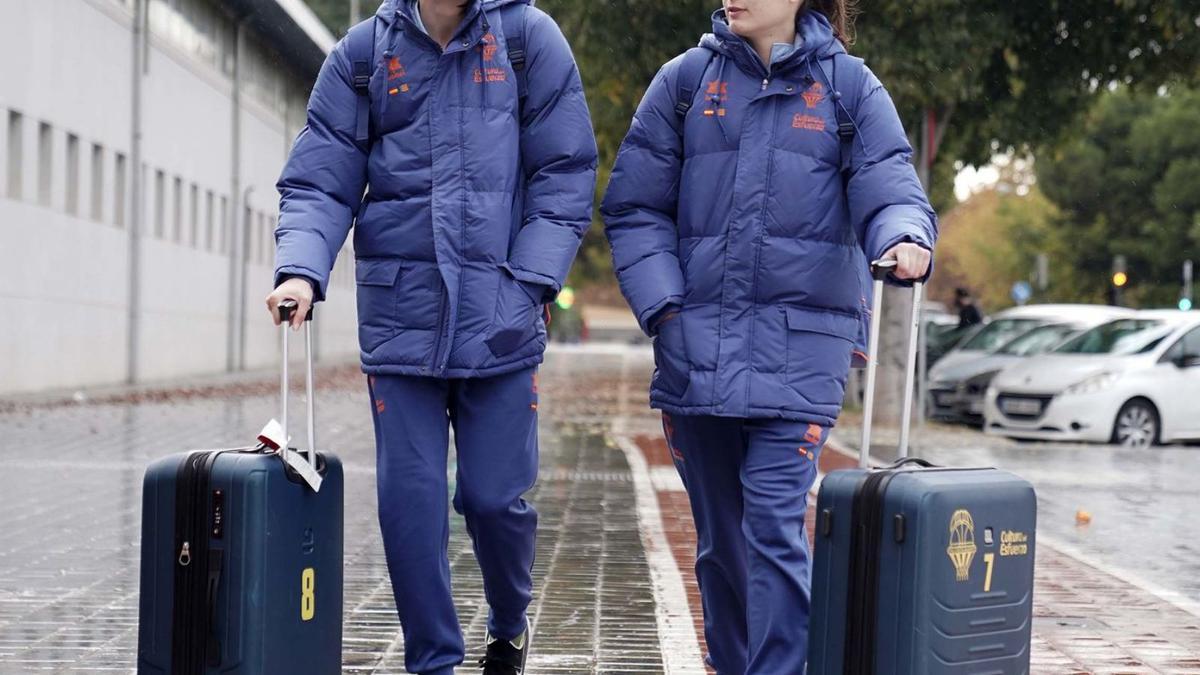 Rebecca Allen y Ángela Salvadores, camino al autobús tras salir de La Fonteta. | VBC