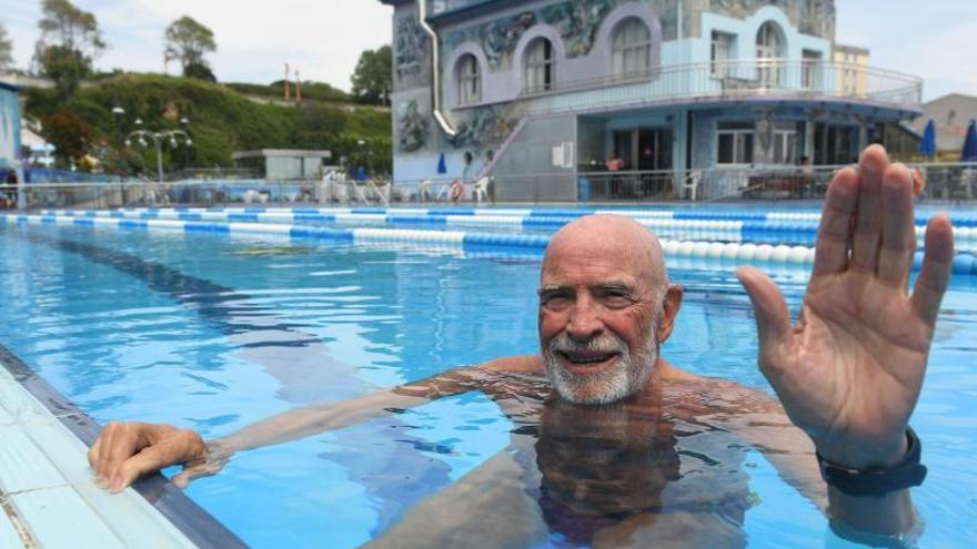 Ramón Folch, que compite por el Club Natación Arteixo, saluda desde la piscina del Club del Mar