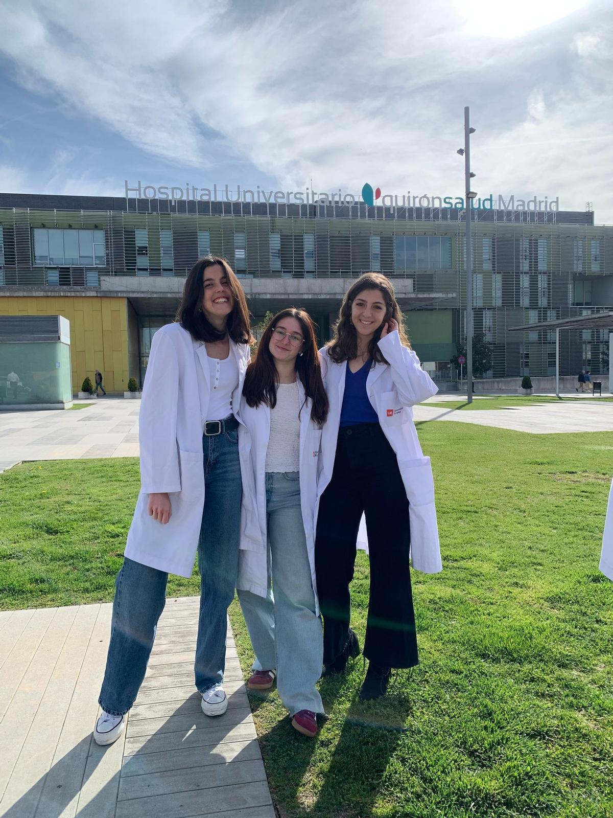 Alejandra (izq.), Sara y Silvia (dcha.), aspirantes que se presentan al MIR