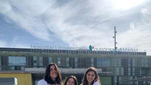 Alejandra (izq.), Sara y Silvia (dcha.), aspirantes que se presentan al MIR