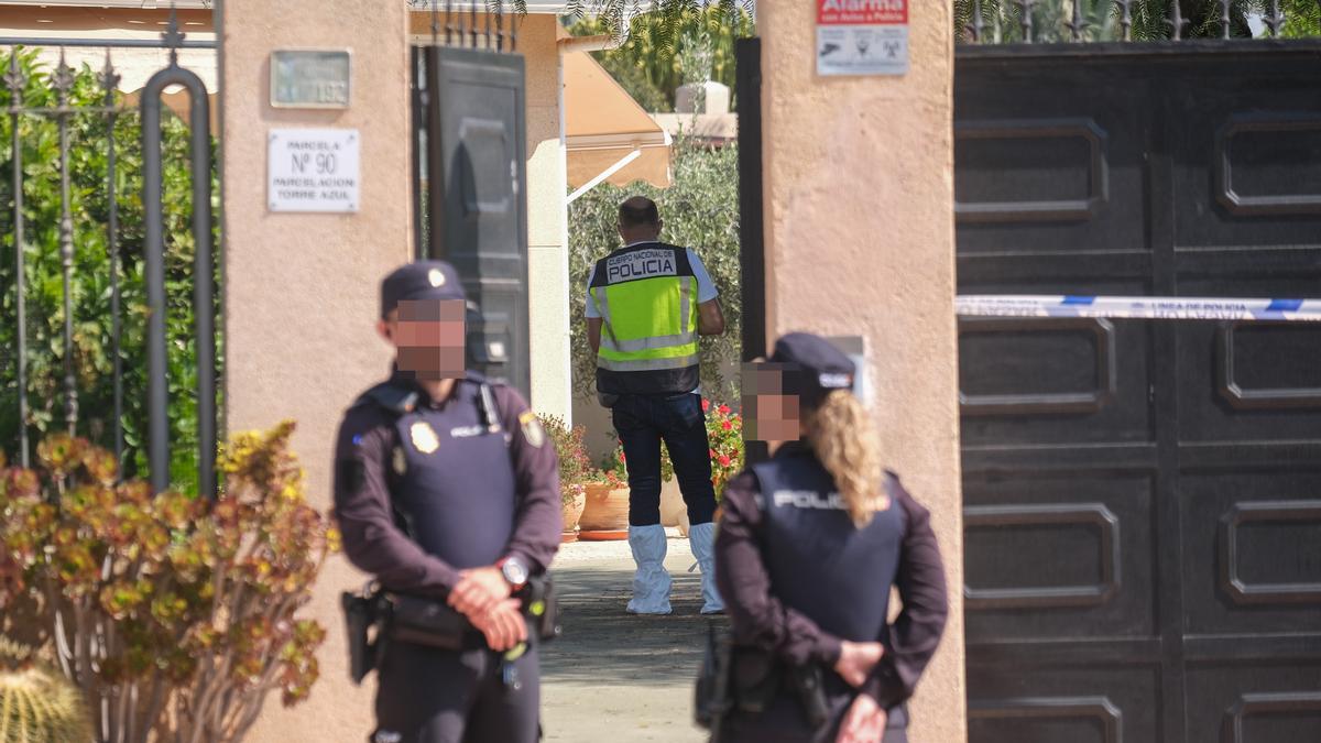 La Policía en un chalé de Elche donde una mujer fue asesinada presuntamente por una vecina de Alicante.