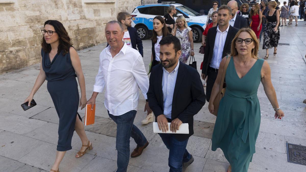 Aitana Mas, Joan Baldoví, Vicent Marzà y Maria Josep Amigó, diputados de Compromís, llegando a las Corts en una imagen de archivo.