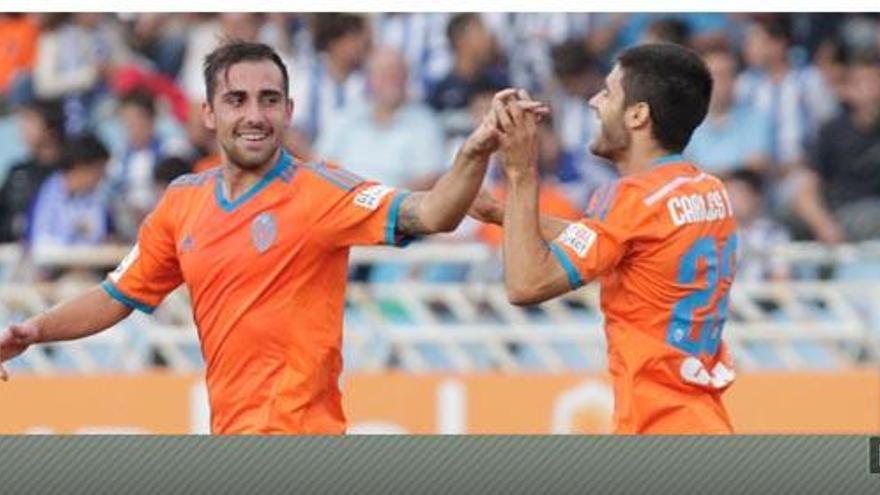 Cales Gil celebra su gol junto a Alcácer.