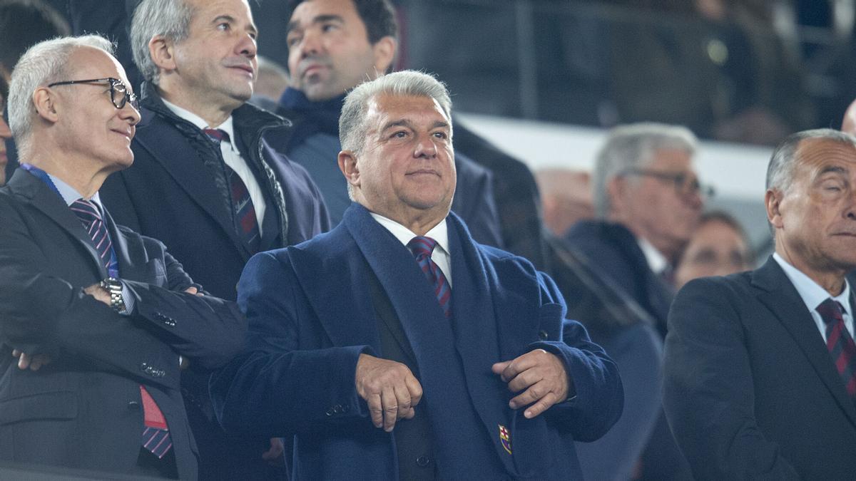 Joan Laporta en el palco antes de empezar el partido de ida de los cuartos de final de la Champions League entre el FC Barcelona y el Atlético de Madrid en el Camp Nou.