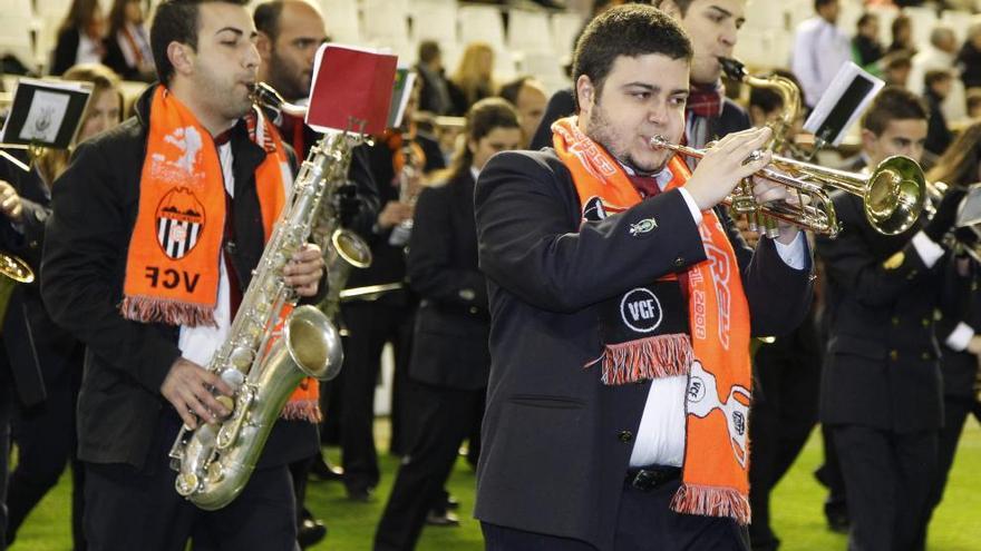 Una banda de música sobre Mestalla.