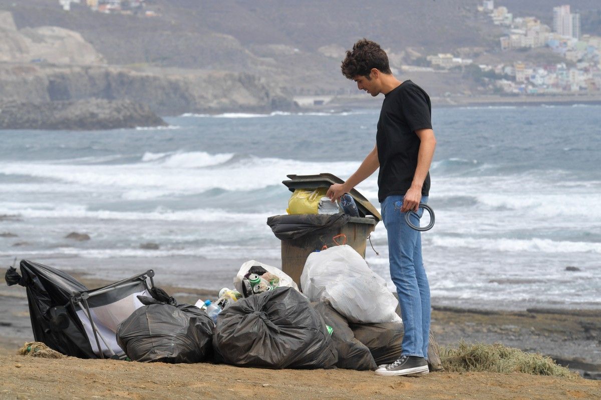 Un joven fabrica muebles con materiales reciclados