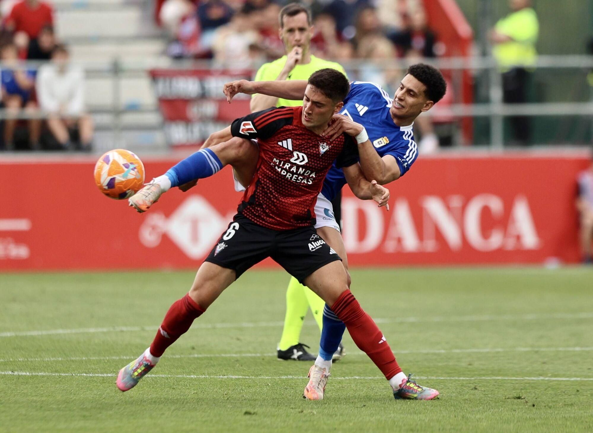 EN IMÁGENES: Ambientazo en el primer partido de la final por el ascenso a Primero entre Mirandés y Real Oviedo