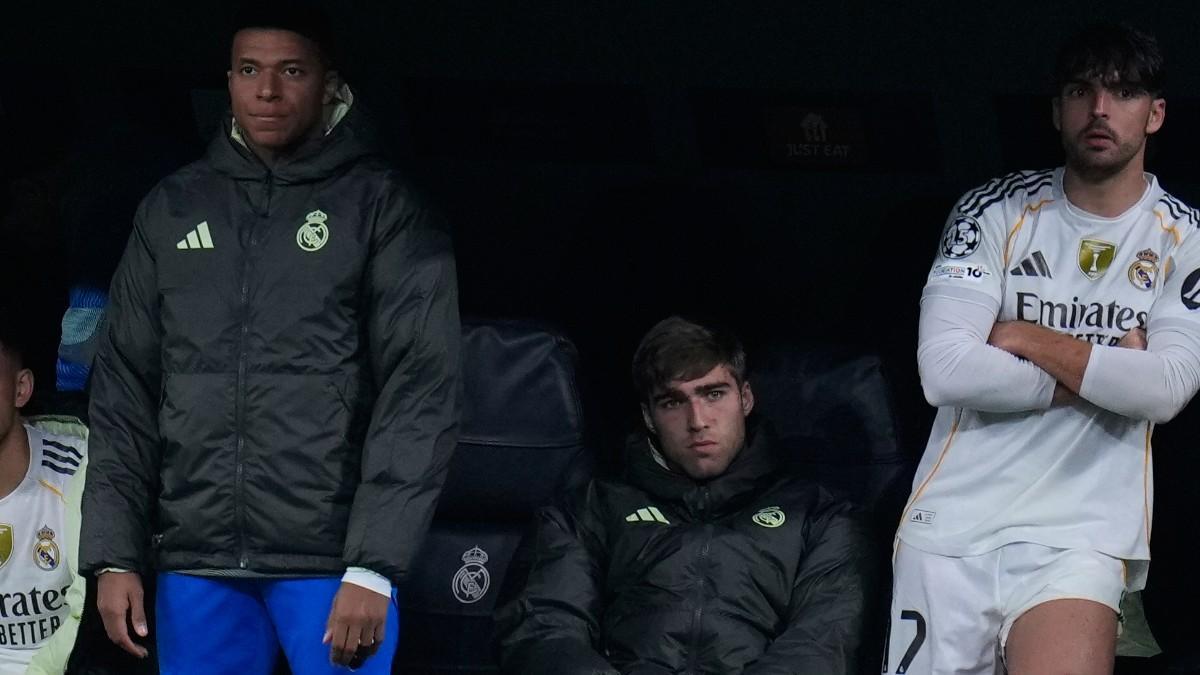 Asencio, con Mbappé en el banquillo del Real Madrid