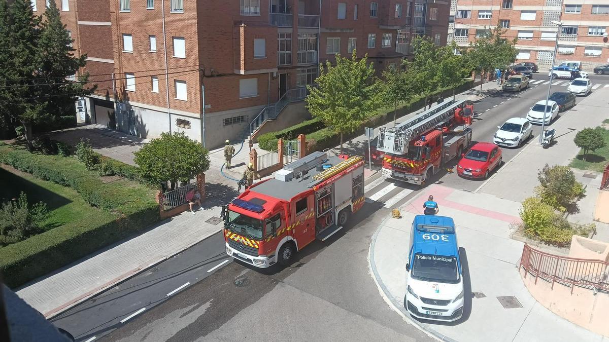Una mujer atendida por inhalación de humo tras un incendio en una vivienda de Zamora.