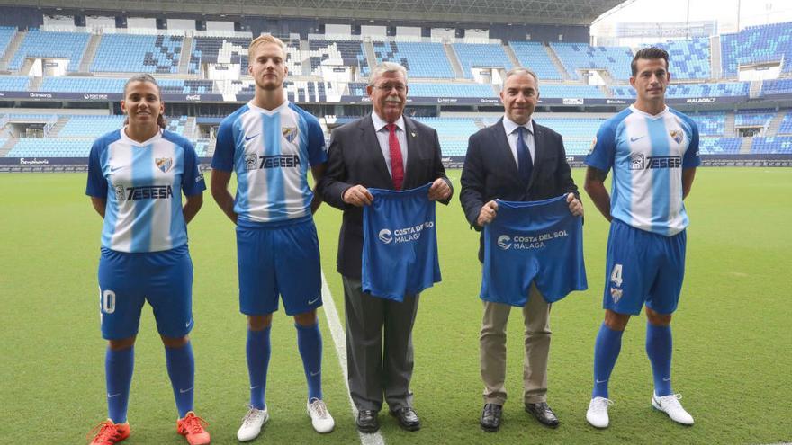 Celia Ruano (Málaga CF Femenino), Ian Soler (Atlético Malagueño), Martín Aguilar, Elías Bendodo y Luis Hernández (Málaga CF), en la presentación del nuevo patrocinador del club