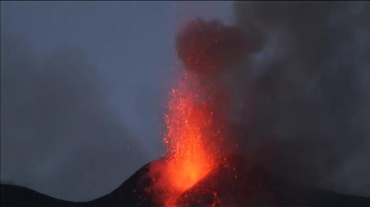 El volcà més alt d’Europa, l’Etna, entra en erupció.