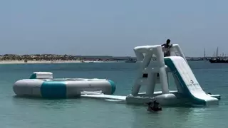 Obligados a retirar una estructura flotante de la playa de s'Alga, en s'Espalmador