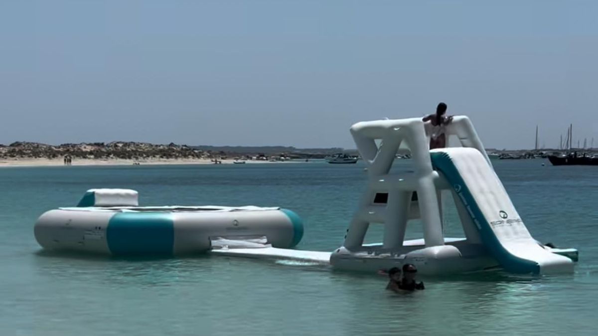 Estructura flotante en la playa de s'Alga