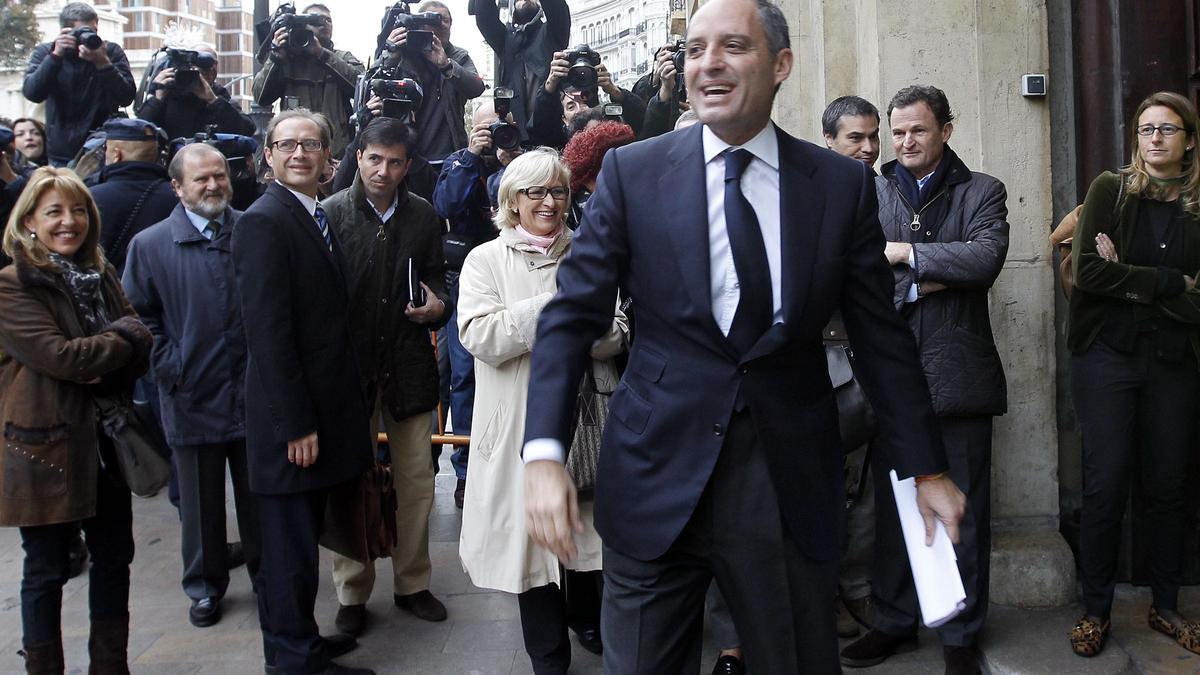 Camps, a su llegada al juicio de los trajes, con Molinero a la derecha.