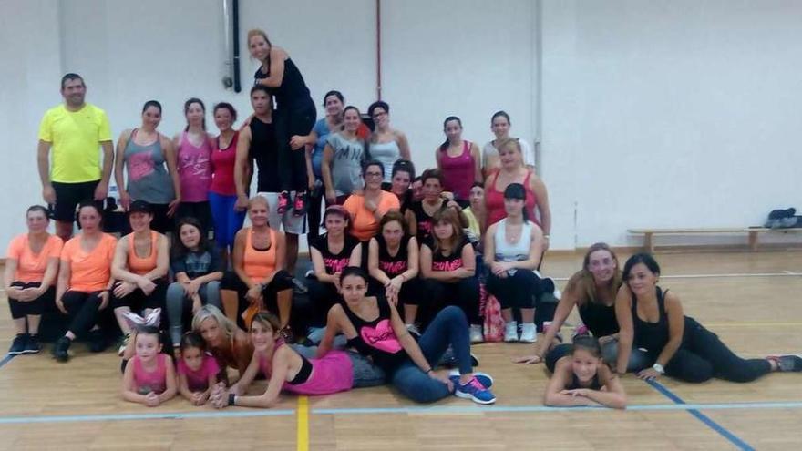 Clase magistral de zumba en el pabellón de Abegondo