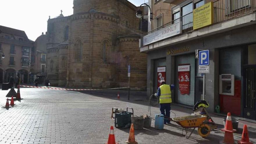 Tareas del arreglo de adoquinado, ayer en la plaza Santa María.