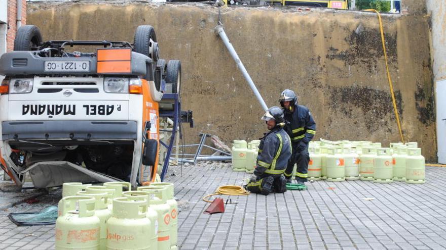 Susto en Siero al volcar un camión con bombonas de butano