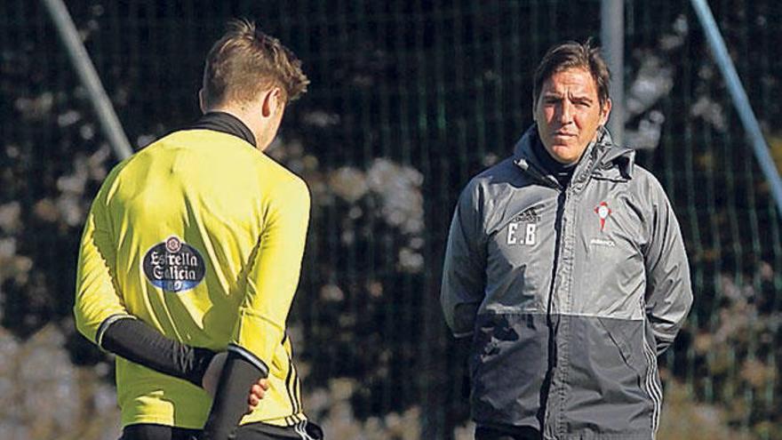 Berizzo, con Andreu Fontás, ayer en A Madroa. // Ricardo Grobas