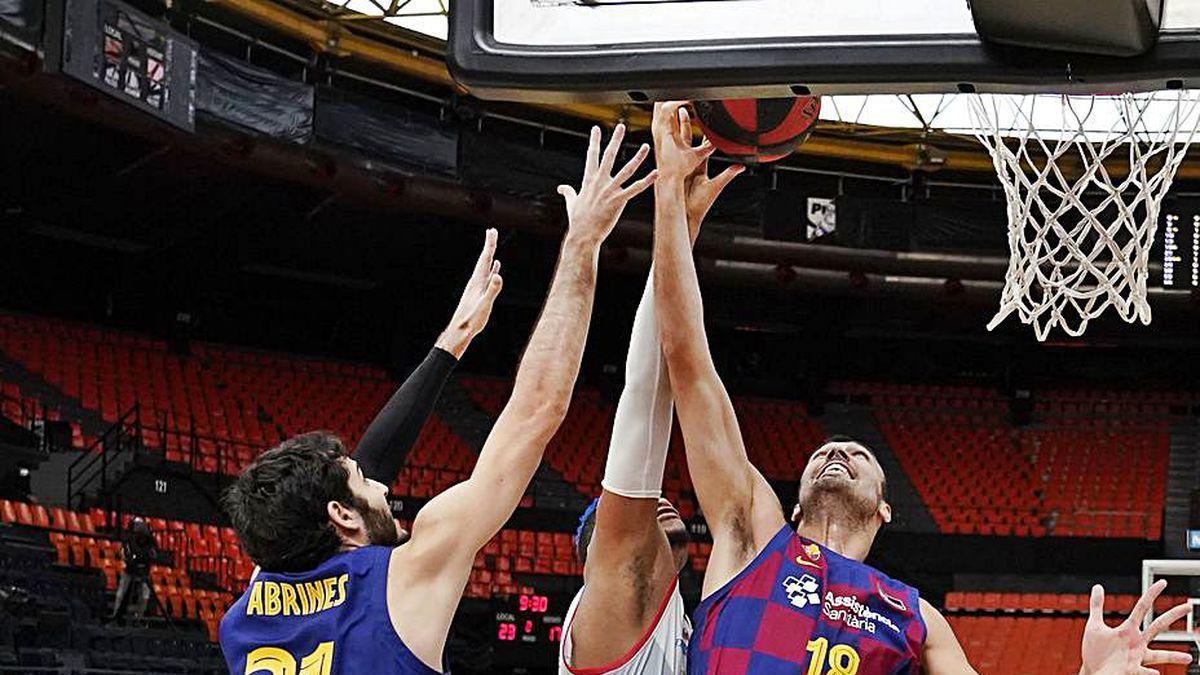 Abrines y Orriola luchan por el rebote con McFadden.