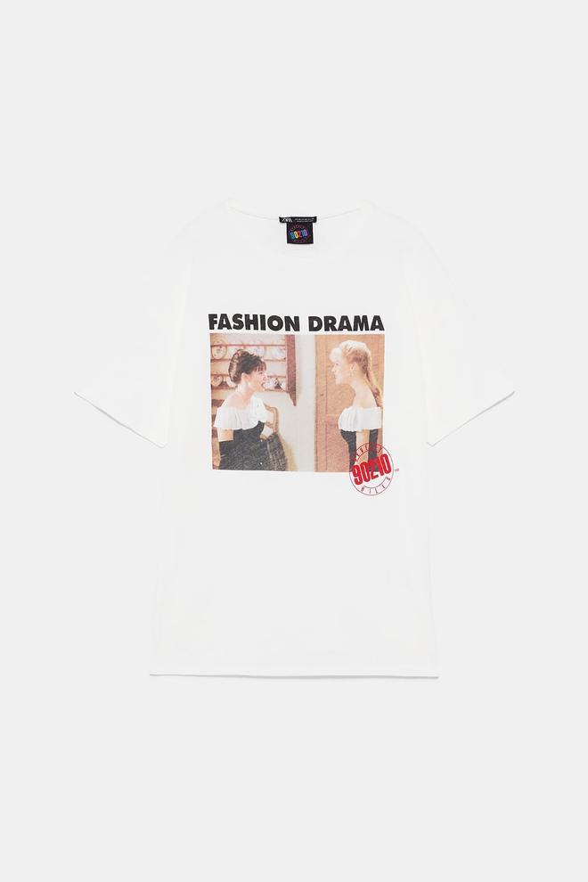 Camiseta del 'fashion drama' de Brenda y Kelly de Zara. (Precio: 12, 95 euros)