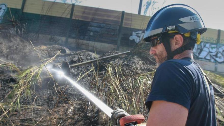 Los bomberos apagaron un pequeño fuego en la A-30.