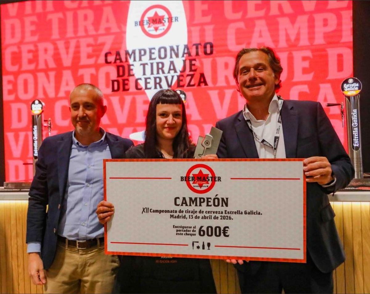 Paula Cobos, de Alcorcón, gana el concurso a la mejor tiradora de cerveza de Madrid en Salón Gourmets 2026.