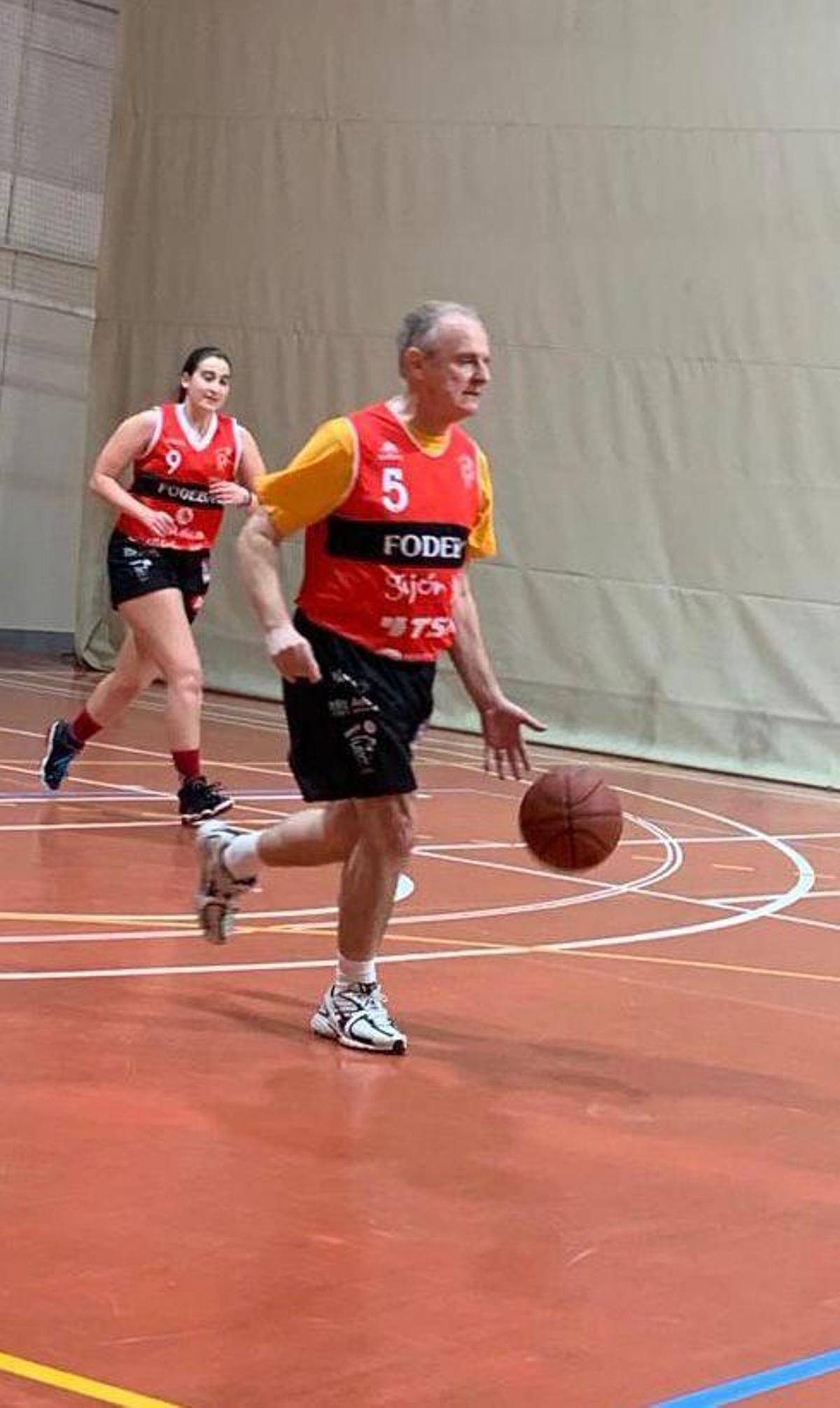 El candidato del PP, jugando al baloncesto en Gijón.
