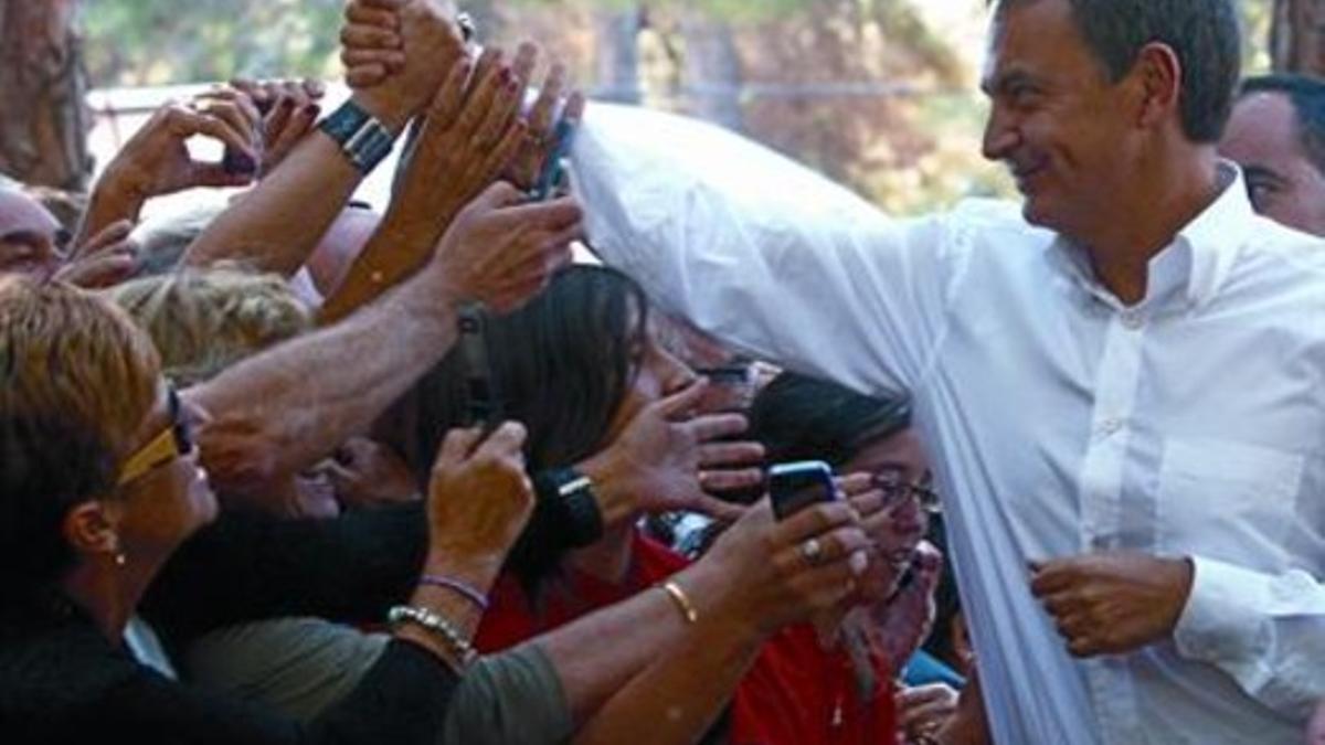 Zapatero saluda a los asistentes a la fiesta anual del PSC en Gavà, ayer.