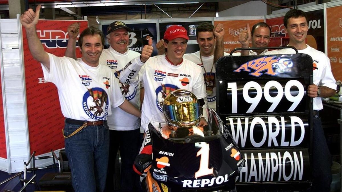 Xavier Ullate, primero por la derecha, en la celebración del título de 500cc de Àlex Crivillé, en 1999, en Río. Detrás, Santi Hernández, actual ingeniero de pista de Marc Márquez.