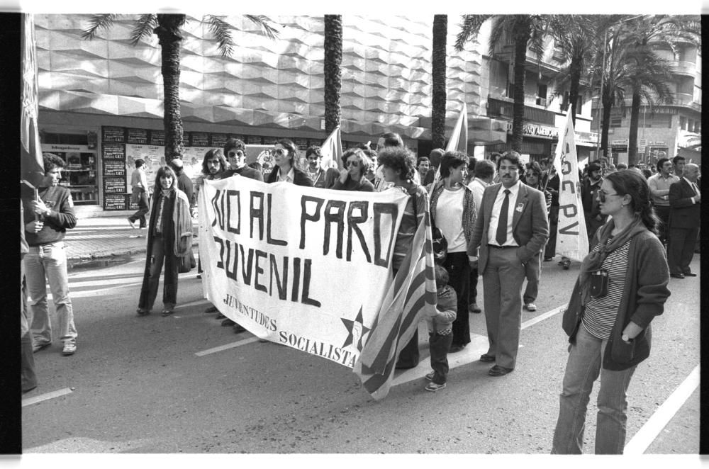 El Día de Trabajador congregaba a miles de alicantinos en las calles, una imagen que dista mucho de la actual por la pandemia del coronavirus.