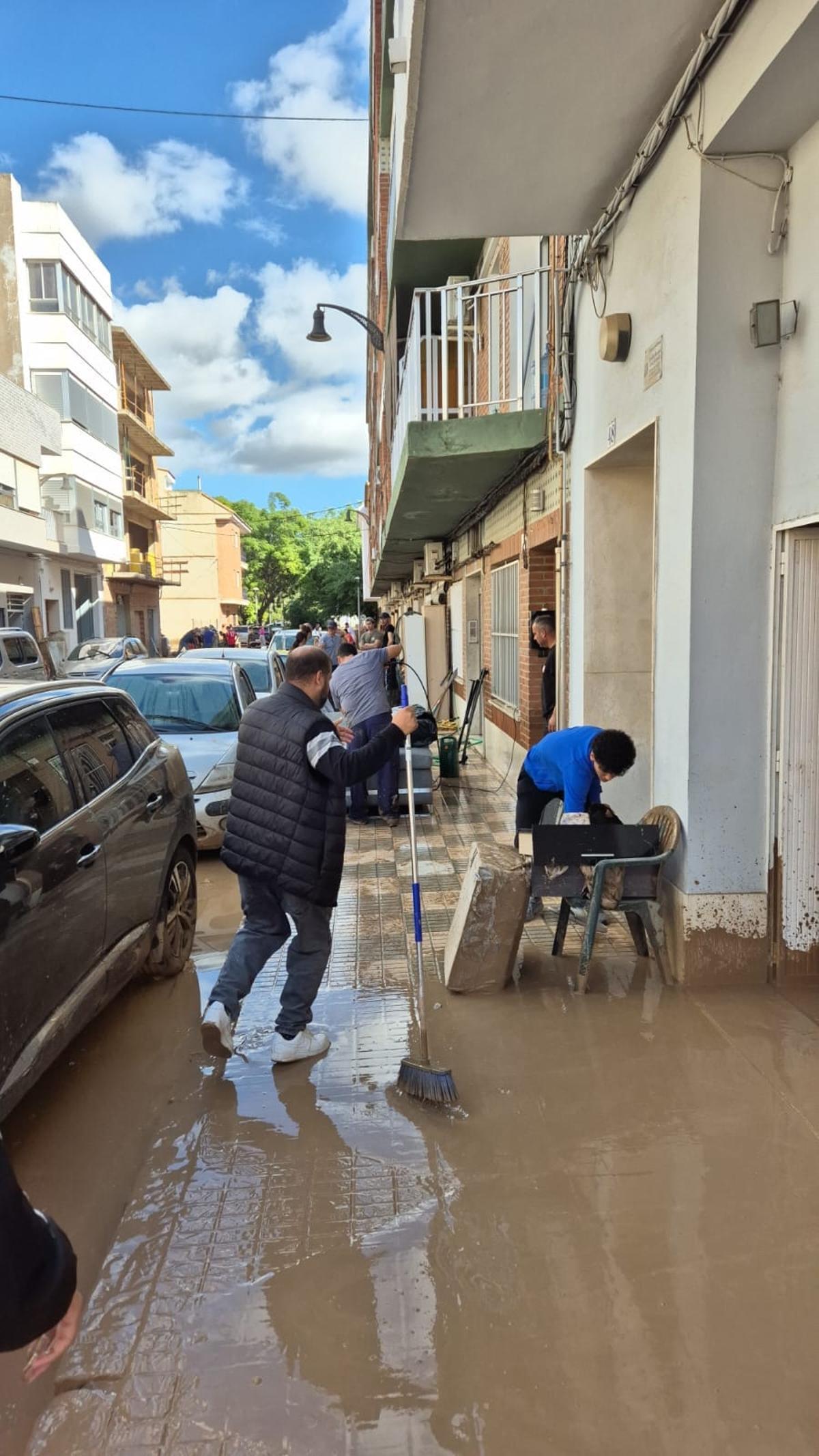 Integrantes del Centro Islámico de Alzira ayudando en tareas de limpieza en Guadassuar.