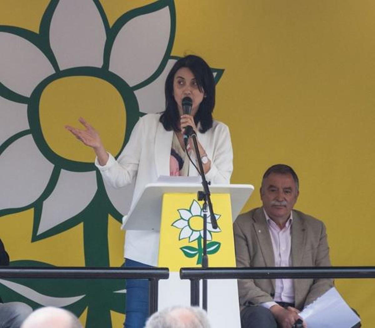 La portavoz de Alternativa en Sada, María Nogareda, en un acto de campaña con García Seoane al fondo.