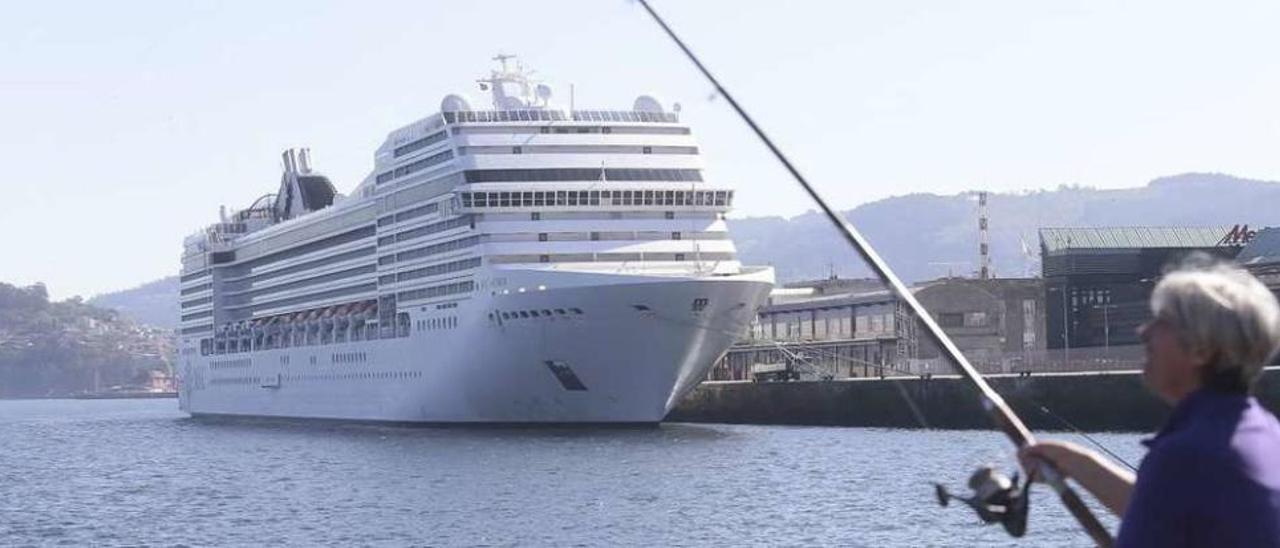 El &quot;MSC Musica&quot; arriba con casi 2.500 pasajeros | El crucero italiano MSC Musica dio la nota de ayer en el puerto de Vigo, a donde arribó a primeras horas de la mañana con 2.495 pasajeros de nacionalidades alemana, suiza e italiana que disfrutan de un crucero entre Venecia y Kiel, desde donde operará hasta finales de verano. El pasaje disfrutó de una magnífica jornada durante las siete horas de escala, realizando las excursiones y visitas de costumbre antes de volver de nuevo al barco. Los próximos destinos acercarán al MSC Musica a los puertos de Southampton y Le Havre antes de arribar a Kiel. Atrás quedaron Dubrovnik, Valetta, Valencia y Lisboa. Inaugurado en el año 2006, el MSC Musica da trabajo a 952 tripulantes y es la segunda vez que visita Vigo tras su escala inaugural de 2013. Pertenece a la clase que lleva su nombre a la que pertenecen las naves gemelas Orchestra, Poesia y Magnifica, que ya visitaron Vigo en distintas ocasiones. Informa: Fco. Díaz Guerrero.