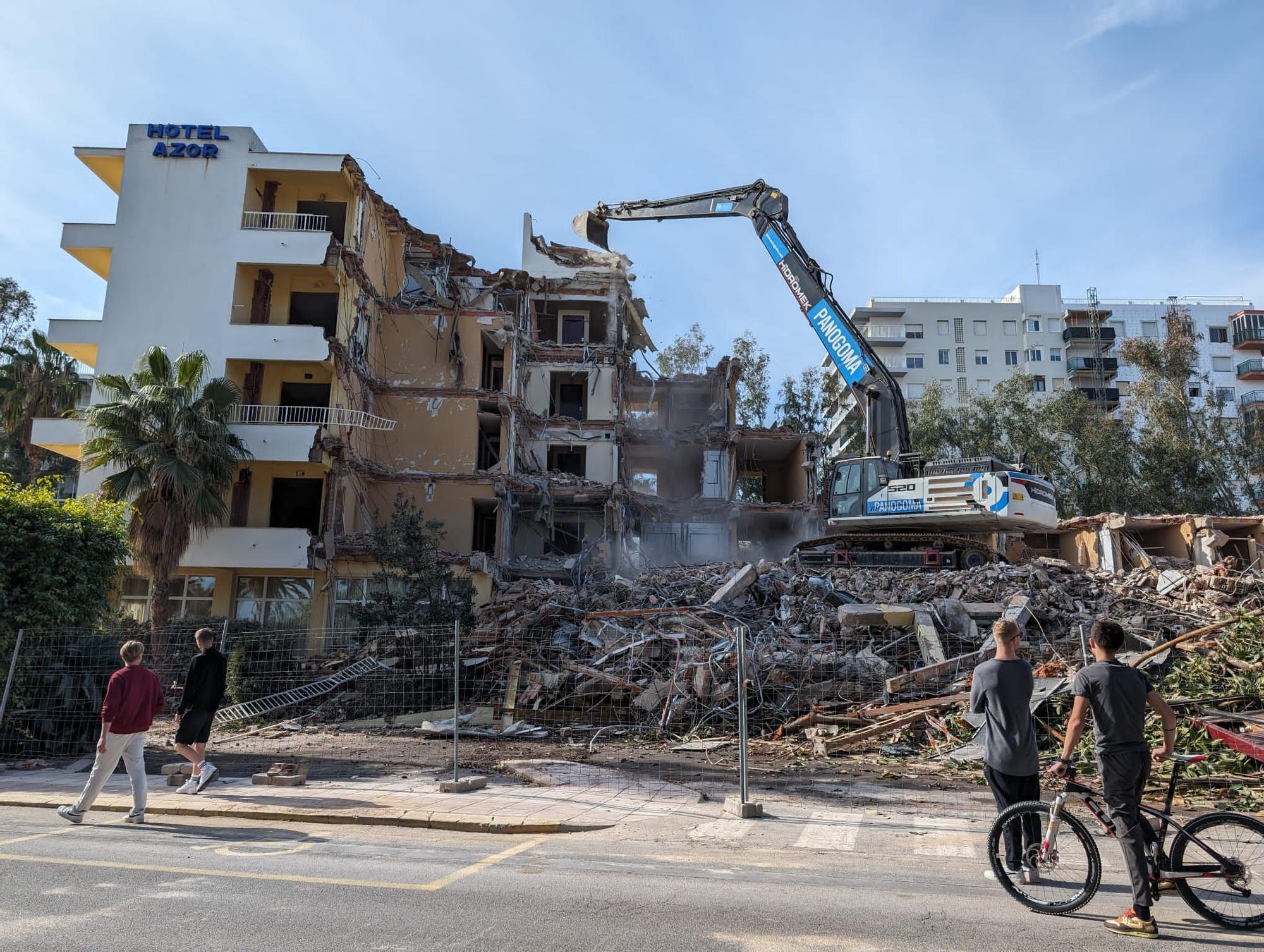 Las fotos del derribo del hotel Azor en Benicàssim