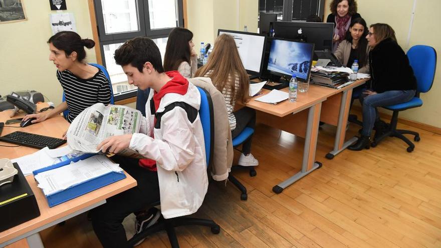Alumnos del Manuel Murguía aprenden a elaborar un periódico en LA OPINIÓN