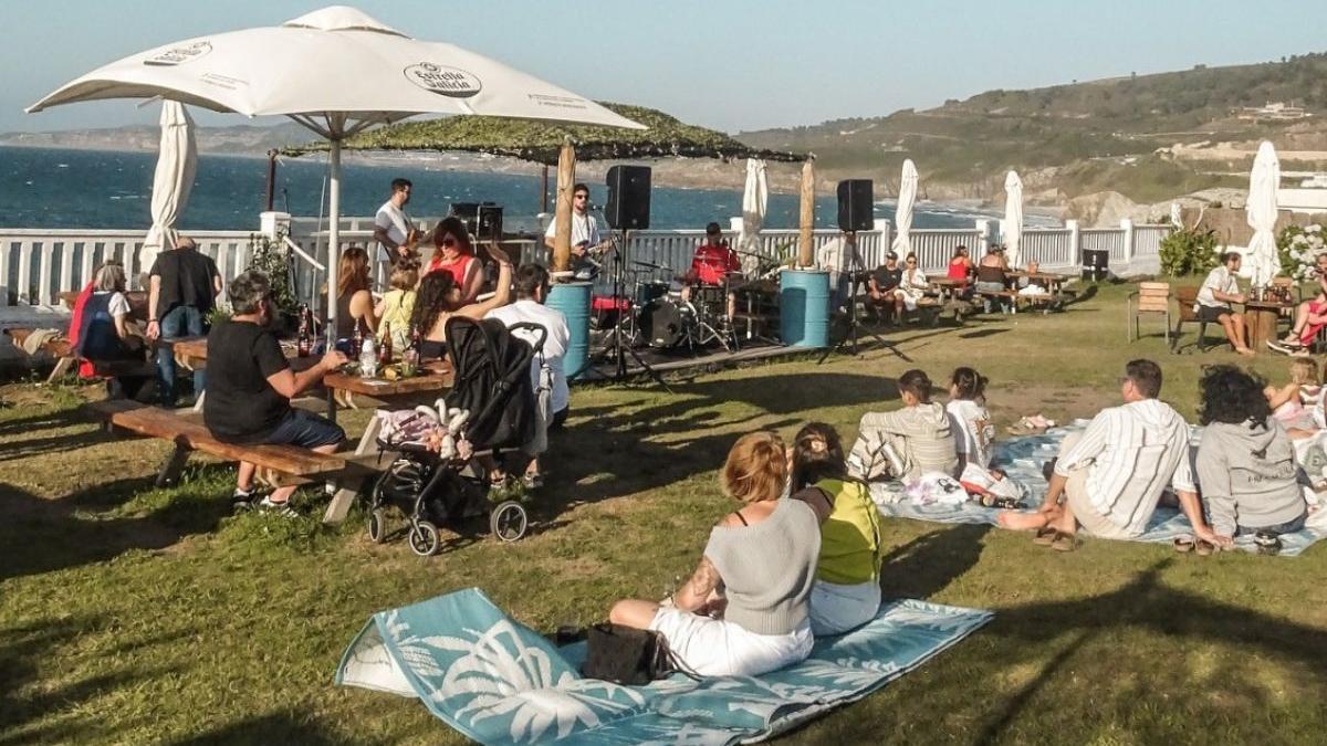El chiringuito frente a la Playa de Barrañán, durante una de sus sesiones de música en directo.