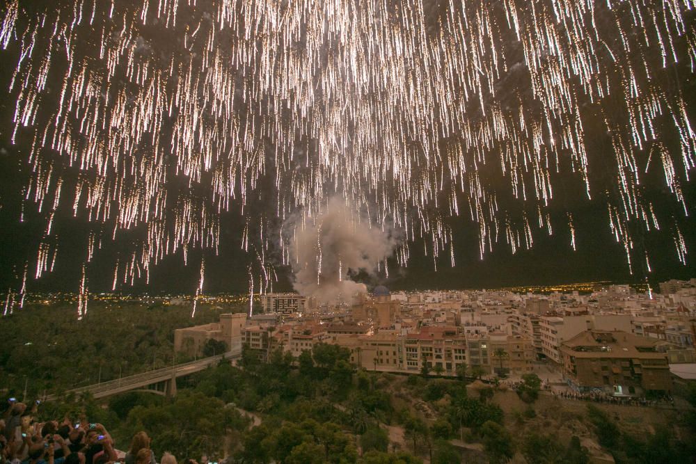 La Palmera de la Virgen ha hecho que la noche se convierta en día, en el cierre de la Nit de l''Albà