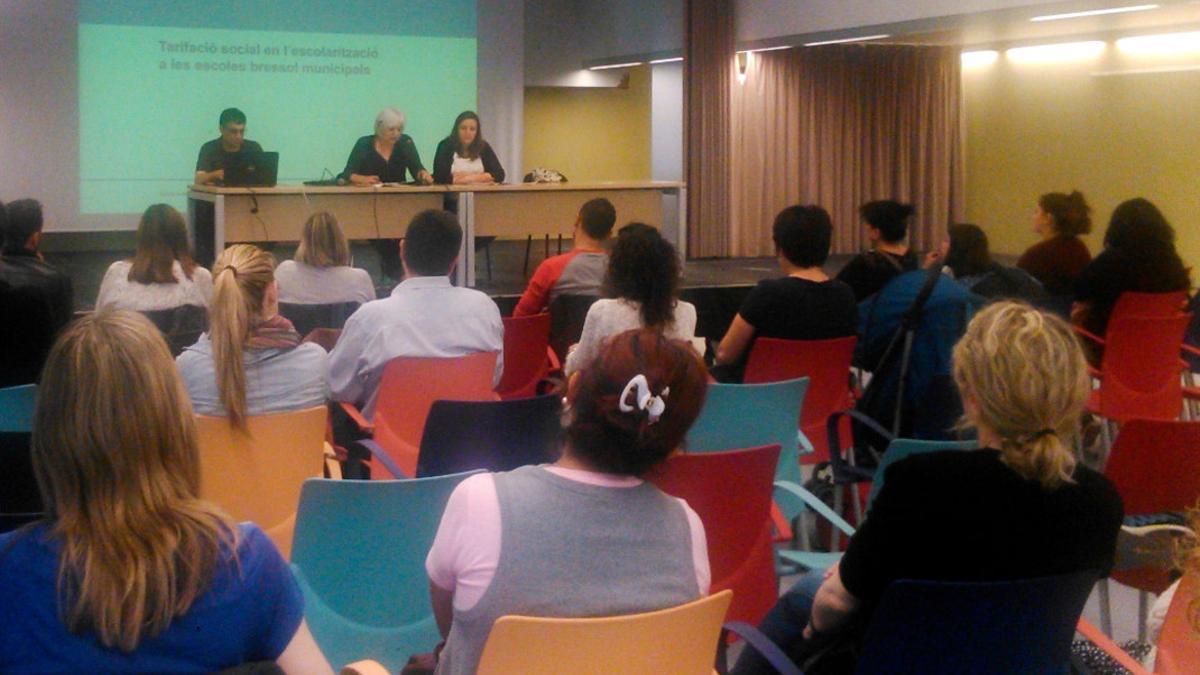 La alcaldesa de Badalona, Dolors Sabater, y la concejal de Badalona Educadora, Laia Sabater, presentando la tarificación social por la cual se regiran las guarderías del municipio.