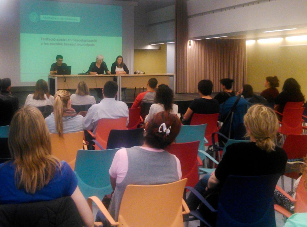 L’alcaldessa de Badalona, Dolors Sabater, i la regidora de Badalona Educadora, Laia Sabater, presentant la tarifació social per la qual es regiran les ’escoles bressol’ del municipi. L’alcaldessa de Badalona, Dolors Sabater, i la regidora de Badalona Educadora, Laia Sabater, presentant la tarifació social per la qual es regiran les ’escoles bressol’ del municipi.