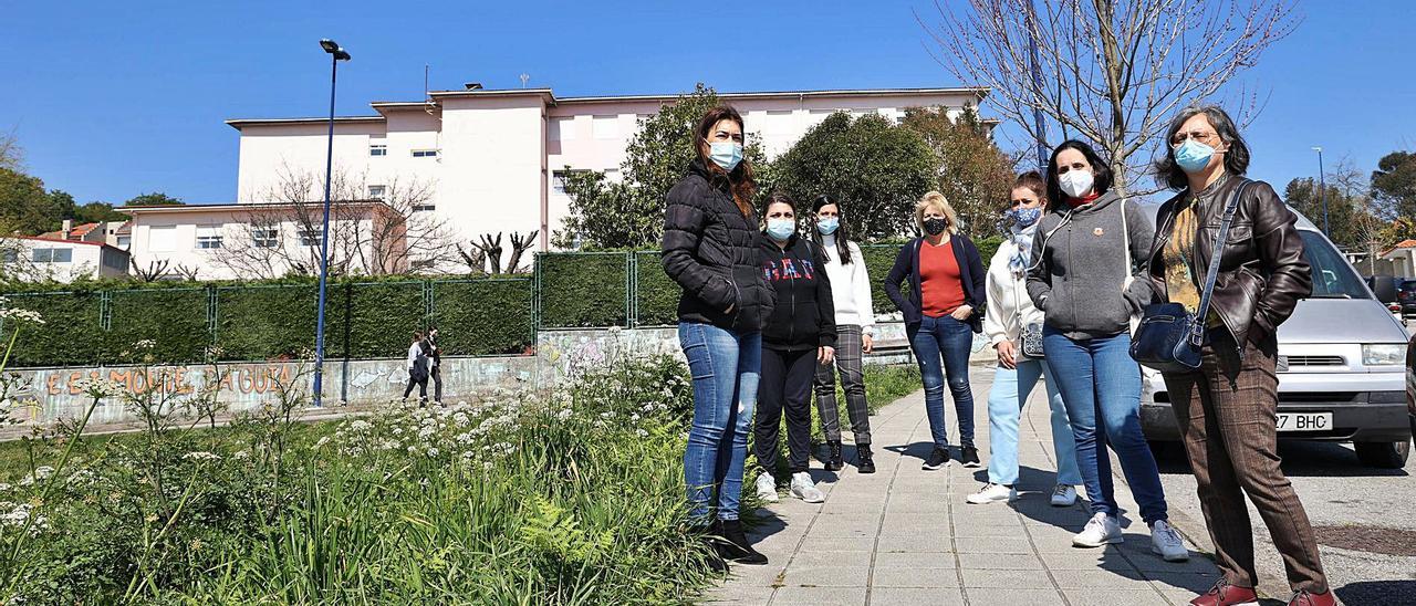 Miembros del ANPA del IES A Guía, en las inmediaciones donde un alumno del centro sufrió un atraco a punta de navaja.  |   // A. VILLAR