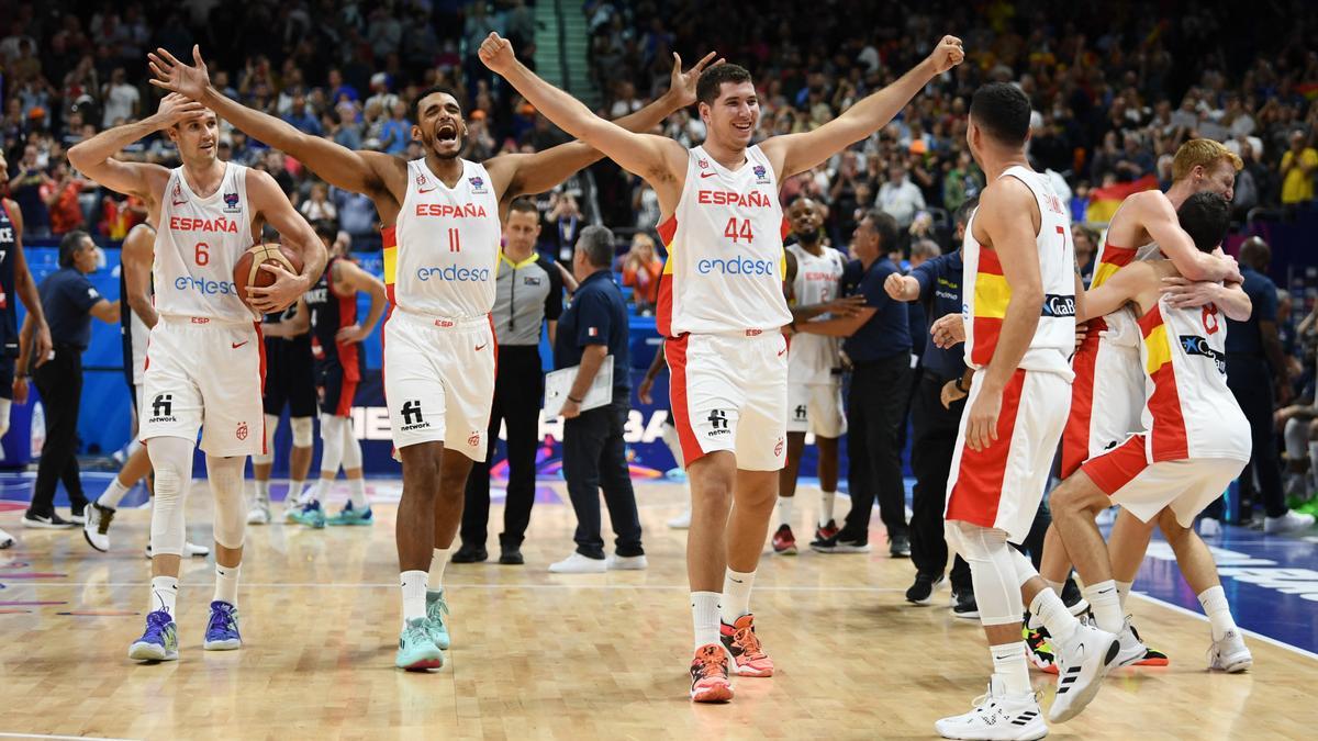 Los jugadores de España celebran la victoria en el Eurobasket