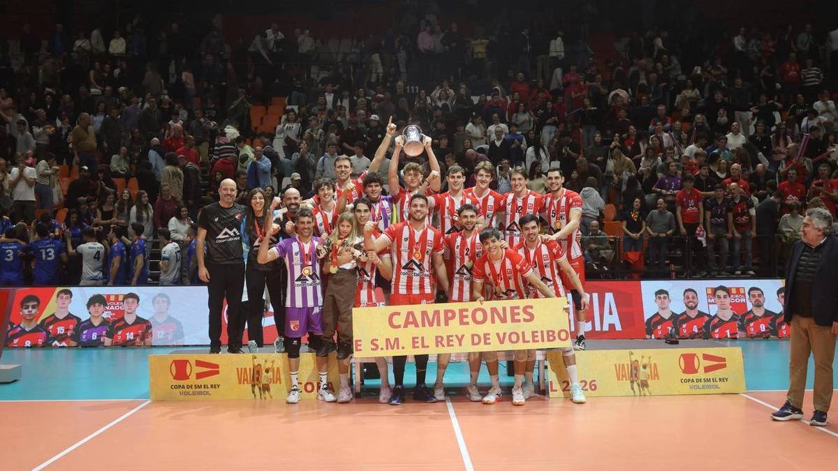Los campeones de Copa levantan el trofeo en La Fonteta.