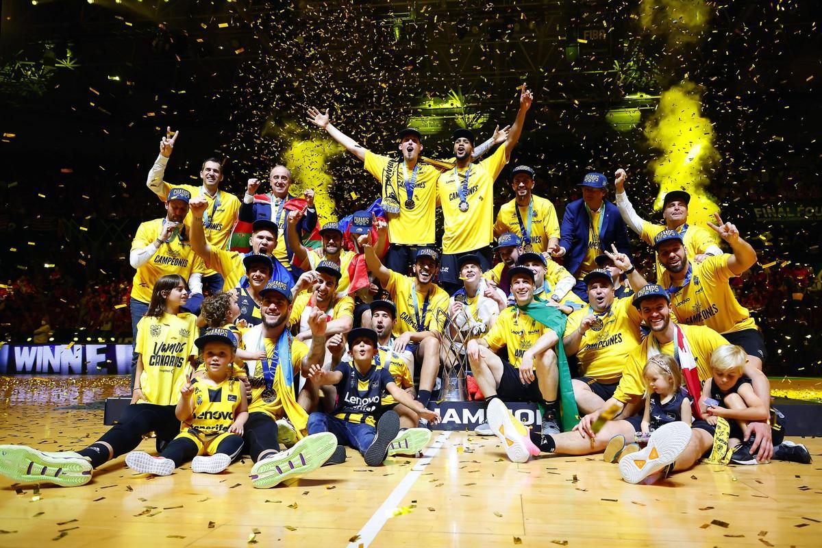 El CB Canarias celebra la BCL lograda eb Bilbao en 2022.