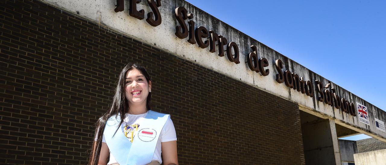 Alba Vargas Pardo, mujer gitana titulada en ESO, ante el IES Sierra de Santa Bárbara de Plasencia.