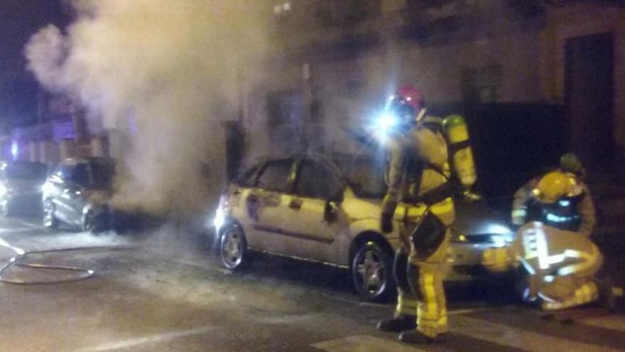 Els Bombers treballant en l&#039;extinció dels incendis