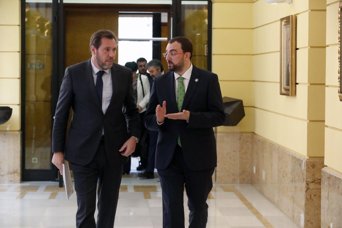 Óscar Puente y Adrián Barbón, en la sede de Presidencia, en Oviedo