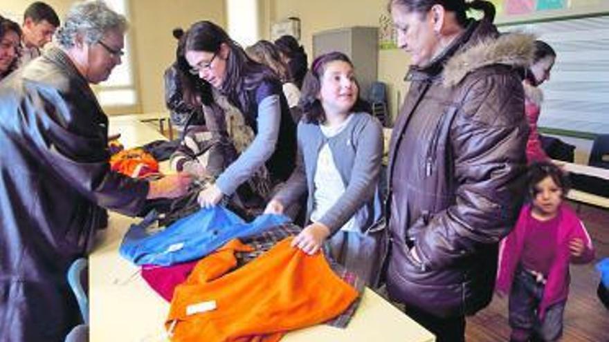 Un grupo de madres observa los dos modelos de uniforme.