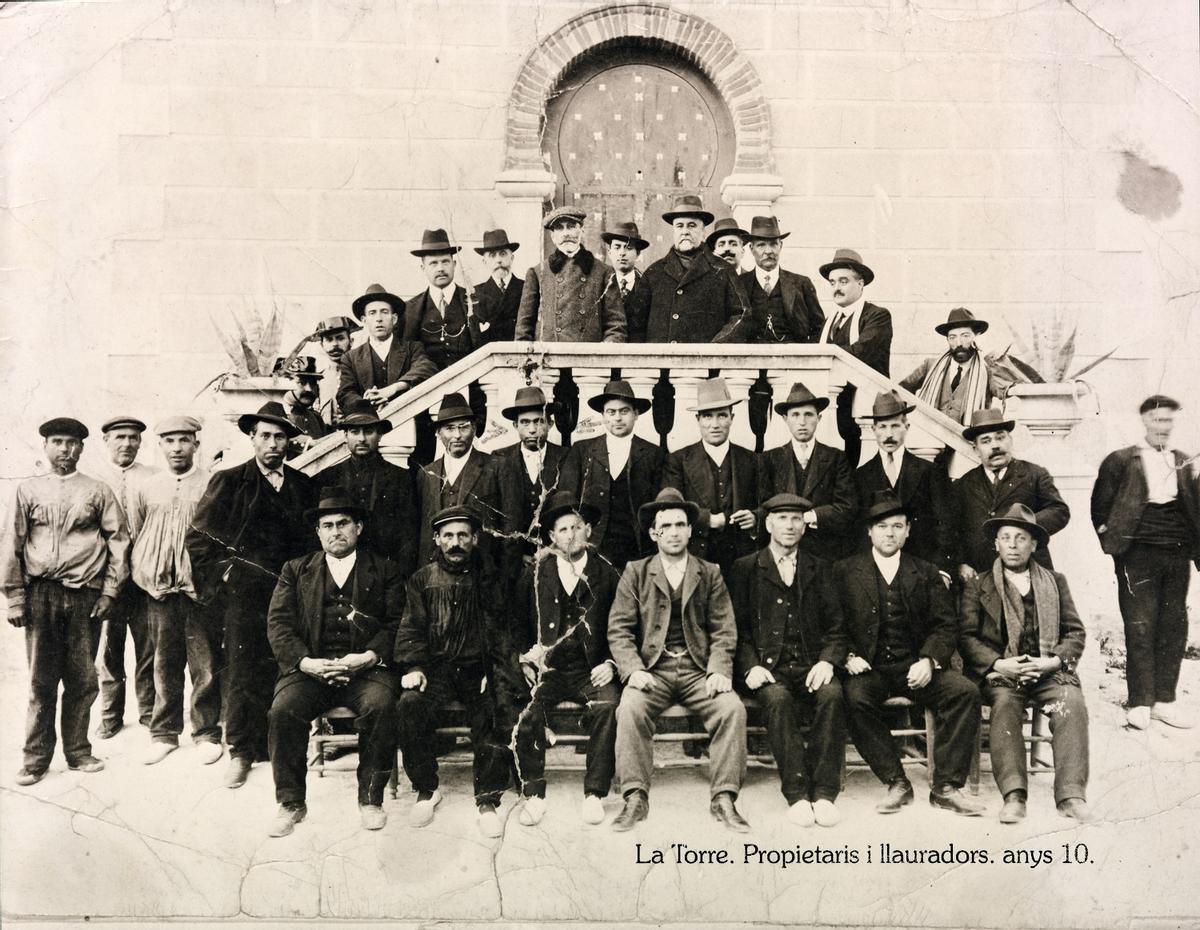 Propietarios y trabajadores del campo, en la entrada de "Villa Carmen" de Castelló de Rugat, en una imagen de la década de los años 10.