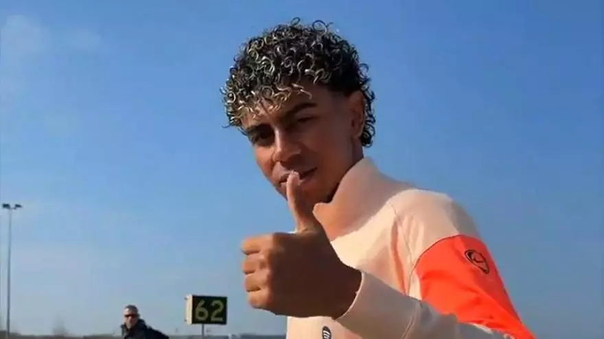 Lamine Yamal sorprende al bajar del avión: “Solo hablo inglés”